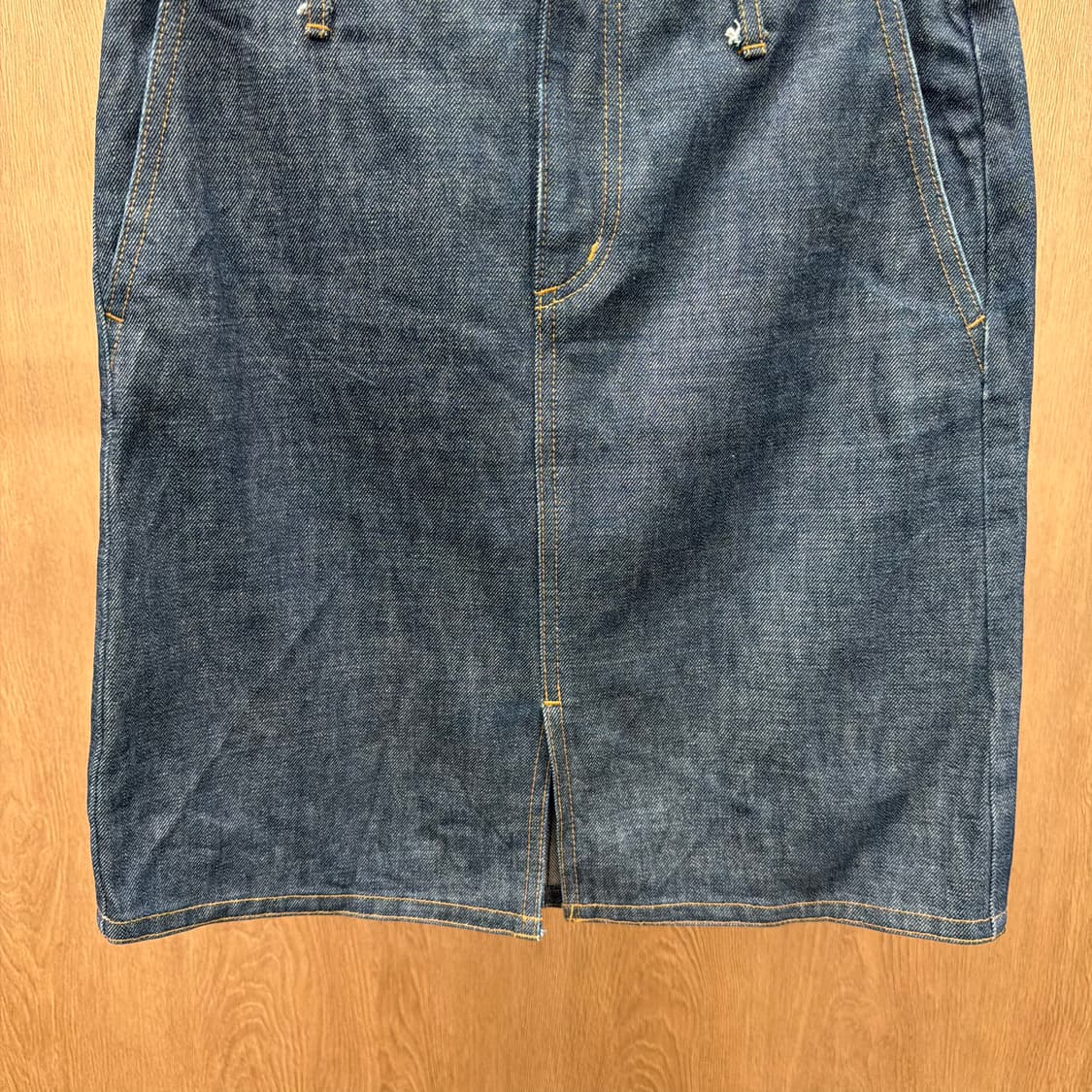 버버리 런던 데님 미디 스커트 프론트 슬릿 스티치 디테일 H라인 흑청 상품이미지5