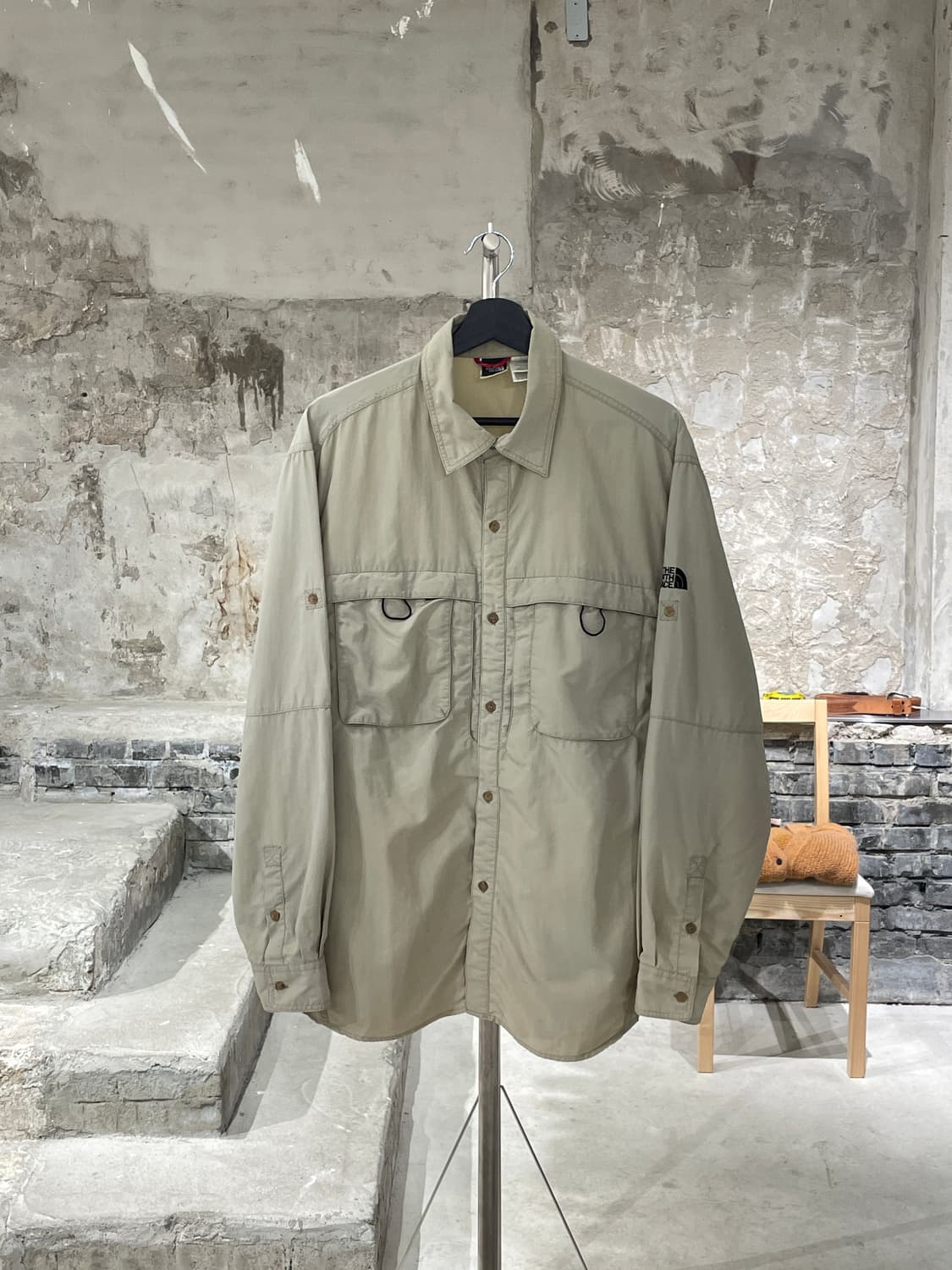 노스페이스 베이지 벨크로 포켓 폴리에스터 셔츠 상품이미지1