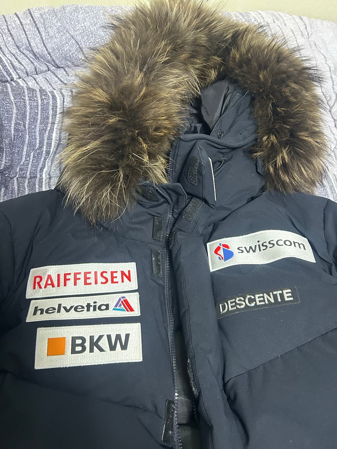 데상트 스위스 스키팀 패딩 L 급처 상품이미지2