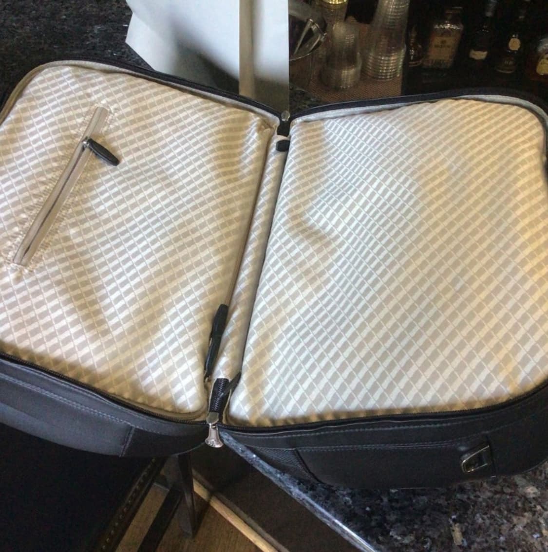 [정품] 벤틀리 시그니처 블랙 레더 토트백   상품이미지3