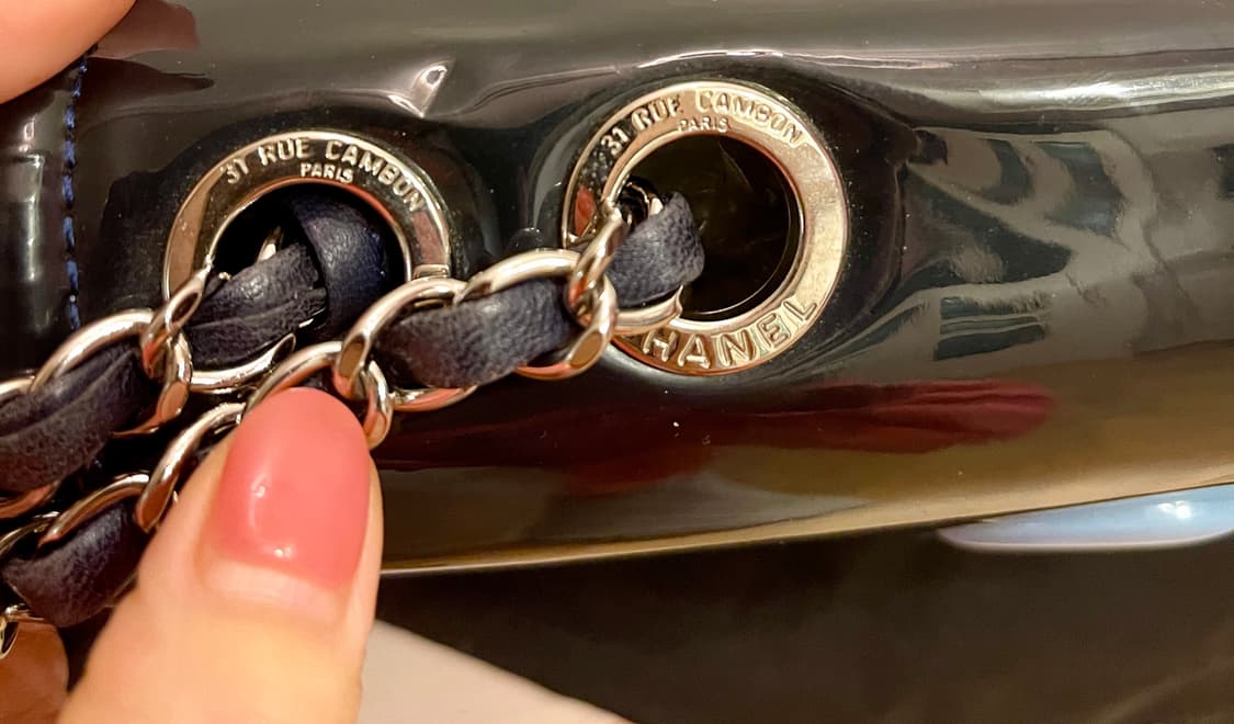 샤넬 레어템13번대 립스틱 백 (네이비 콤비 CC 로고 플랩 숄더백) 상품이미지4