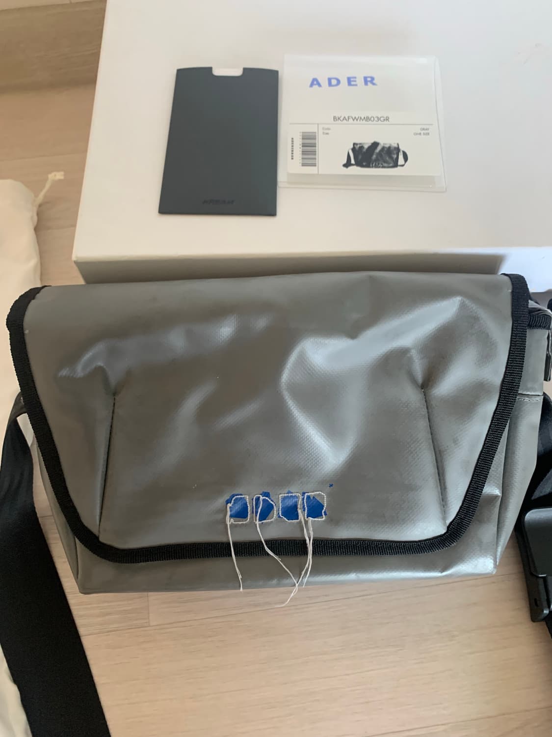 아더에러 크로스바디백 그레이 상품이미지1