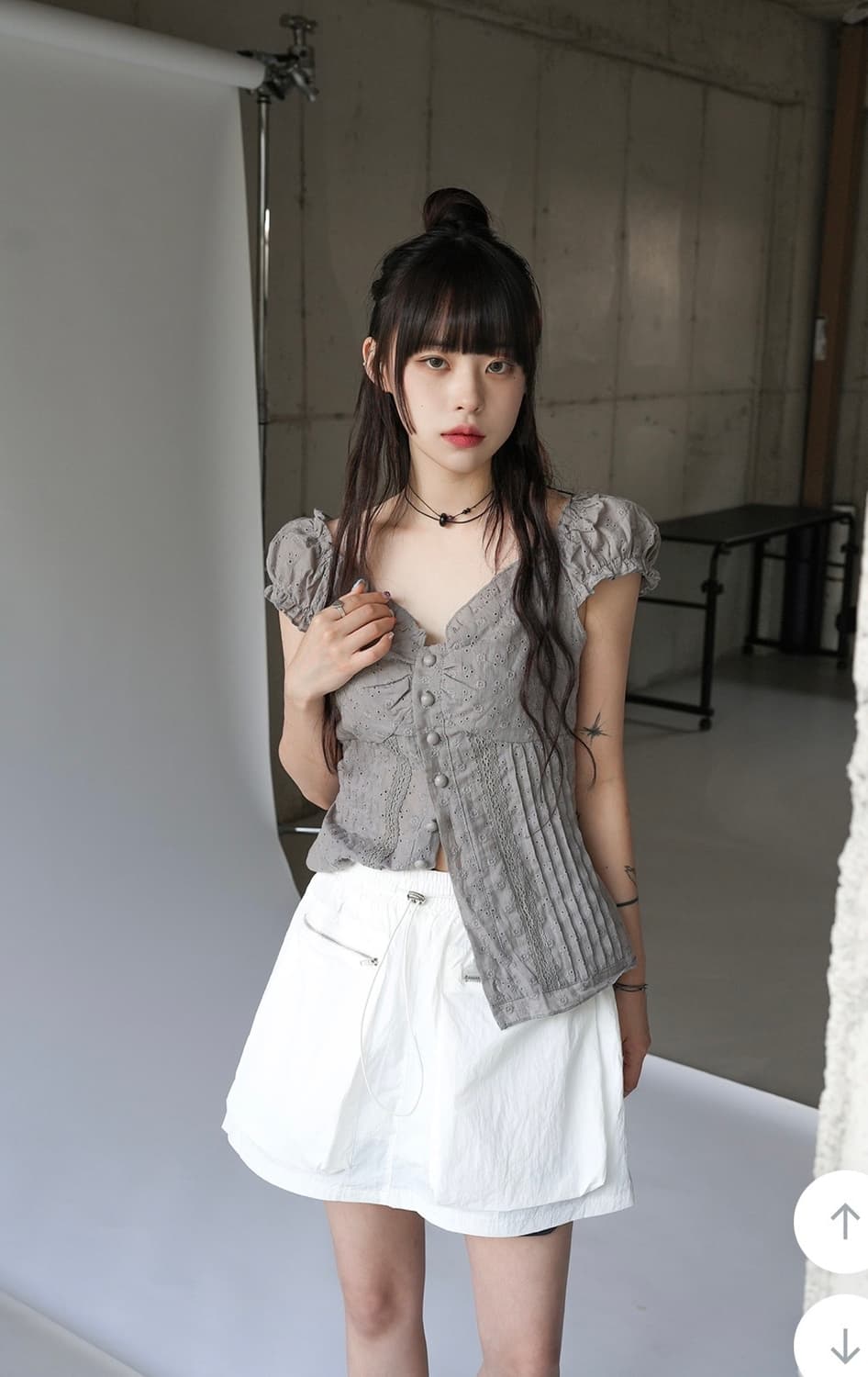 바이너리원 에크 아일렛 블라우스 그레이 지그재그 에이블리 상품이미지5