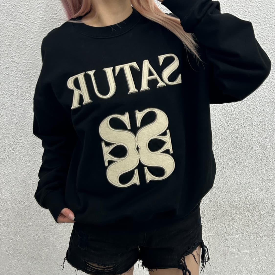 새터 패치로고 블랙 맨투맨 상품이미지1