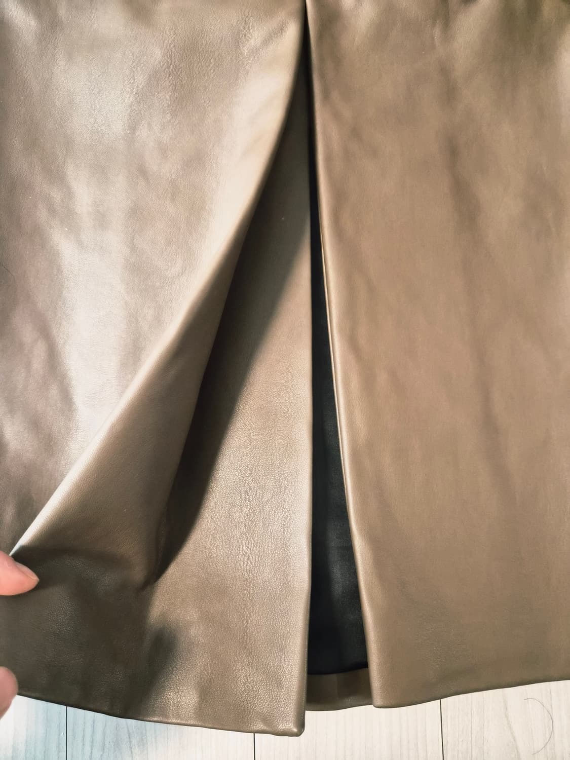 마이아이코(MYEYEKO) 체인 포인트 레더 미디 스커트 상품이미지3