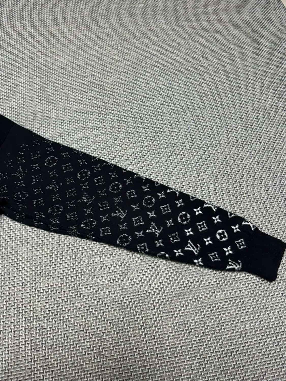 루이비통 그라디언트 모노그램 니트 상품이미지5