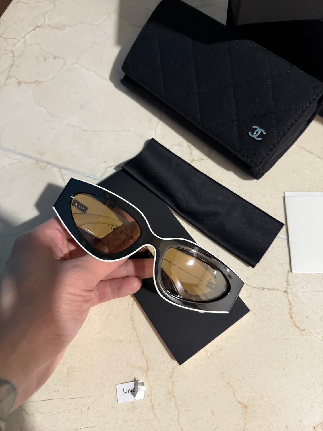 샤넬 아이웨어 로고 템플 블랙 선글라스 상품이미지2