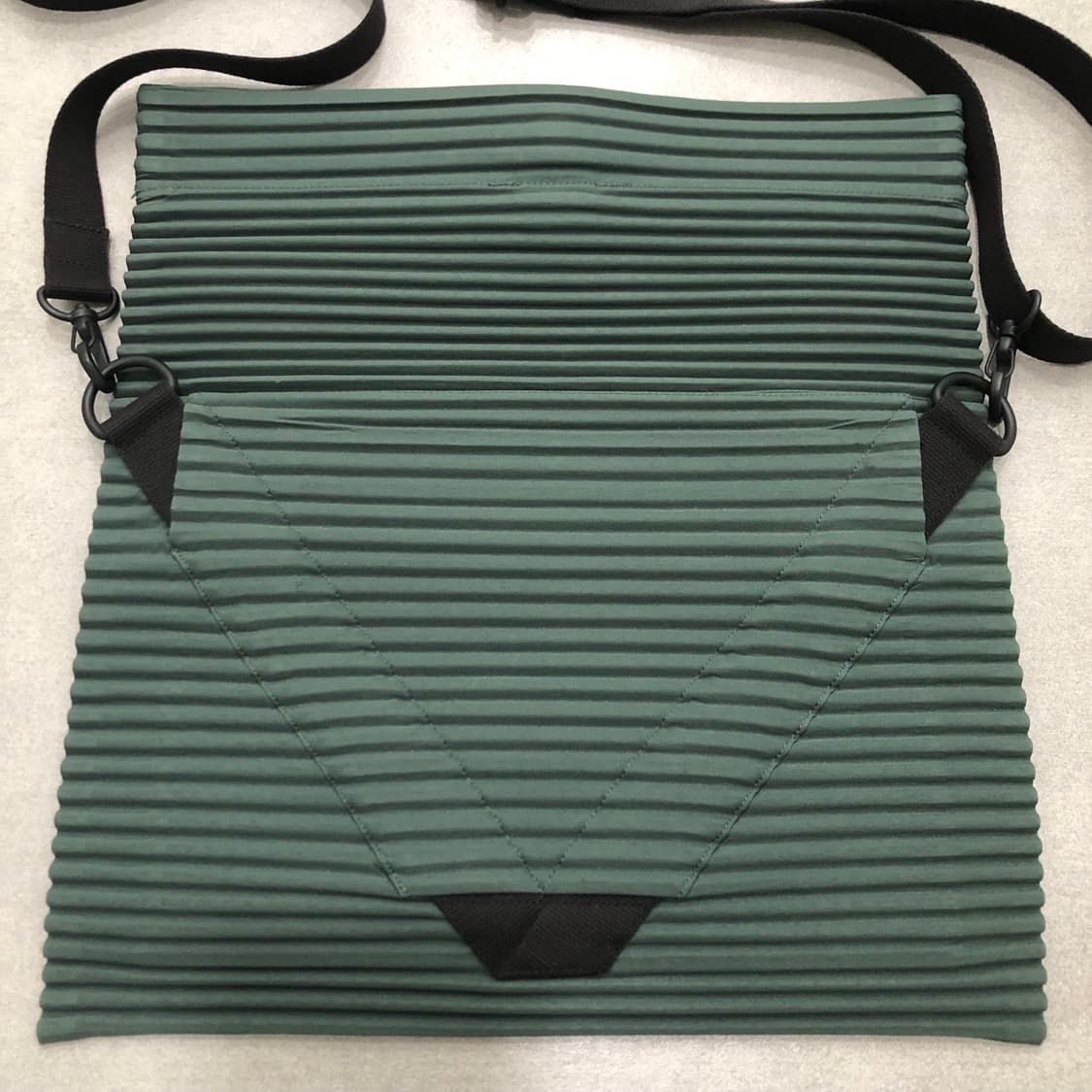 옴므플리세 이세이미야케 플리프 플랫메신저 크로스백 상품이미지2