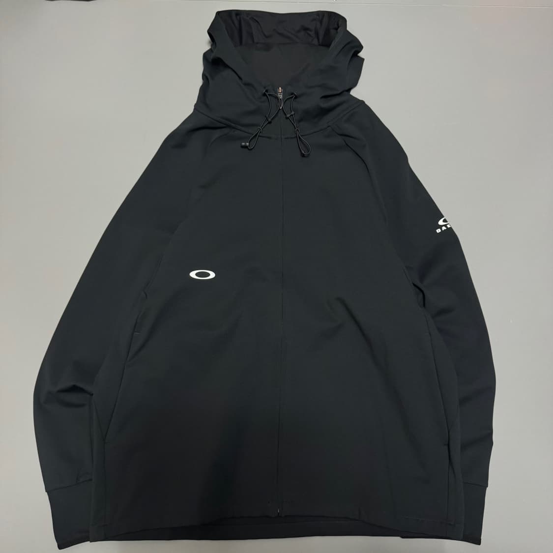 오클리(OAKLEY) 블랙 인핸스 그리드 폴리에스터 후드 윈드브레이커 상품이미지7