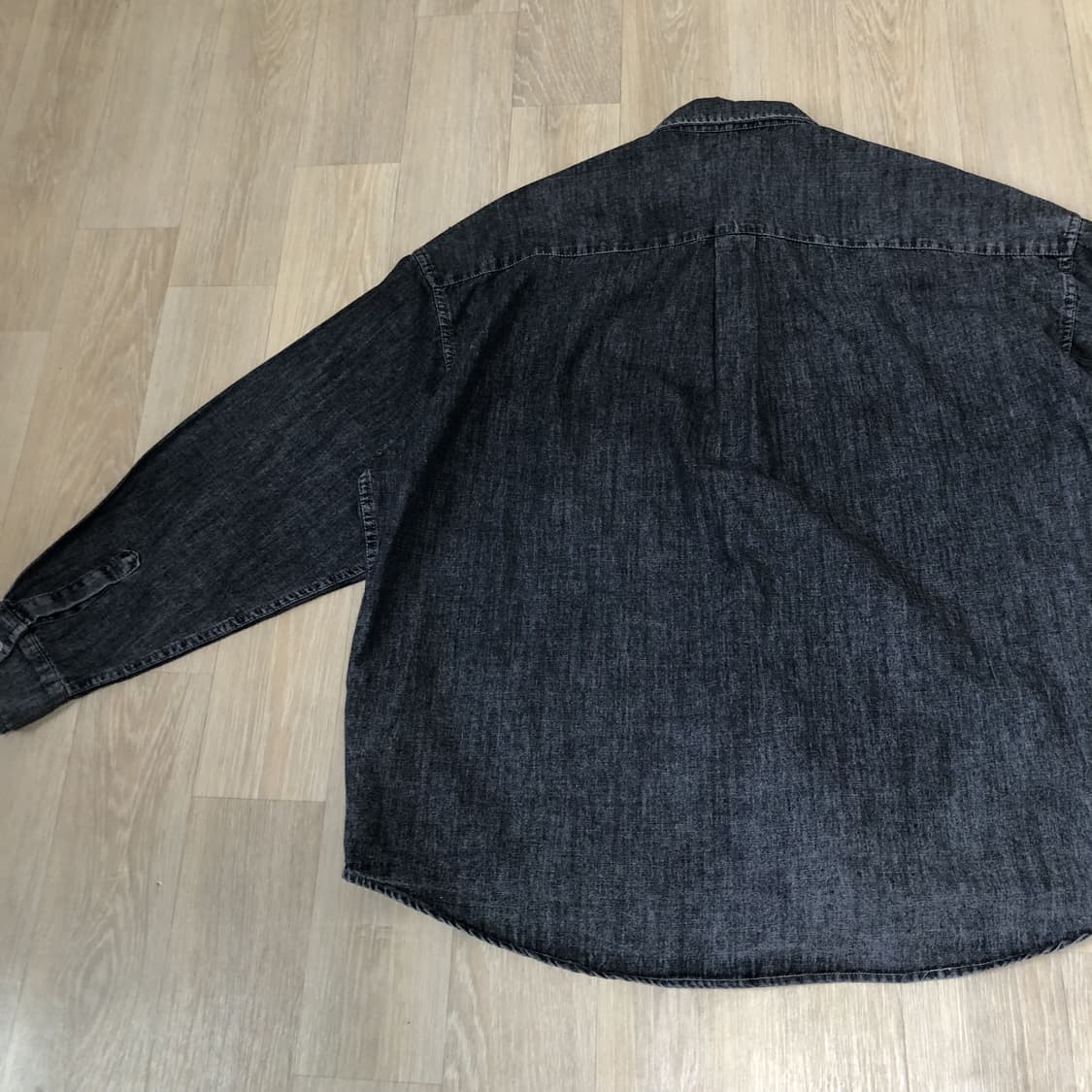 (L) 파르티멘토 PARTIMENTO 오버사이즈 스톤 워싱 데님셔츠 블랙 상품이미지7