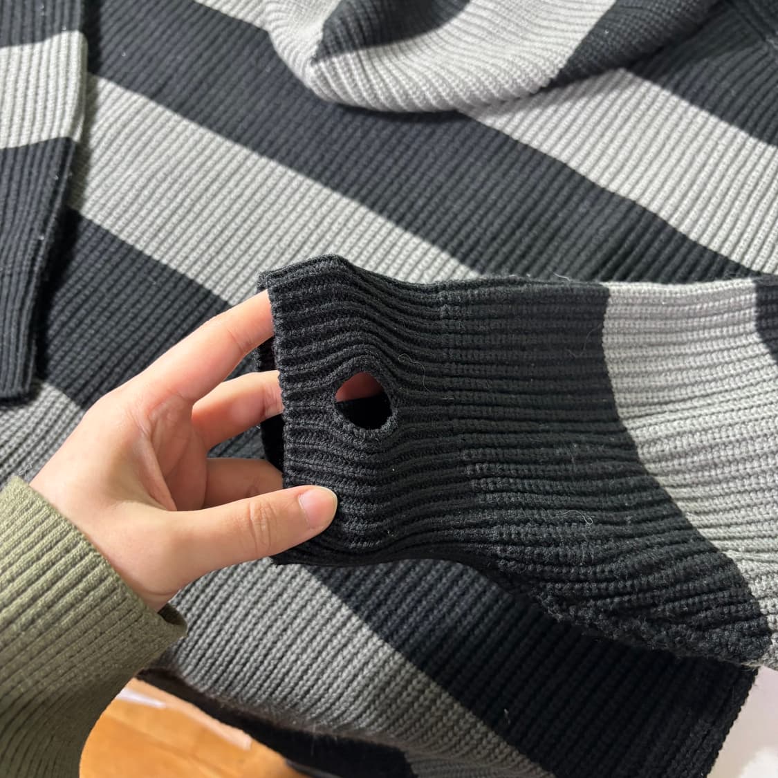 FREE 위캔드서울 블랙 단가라 니트후드 상품이미지4