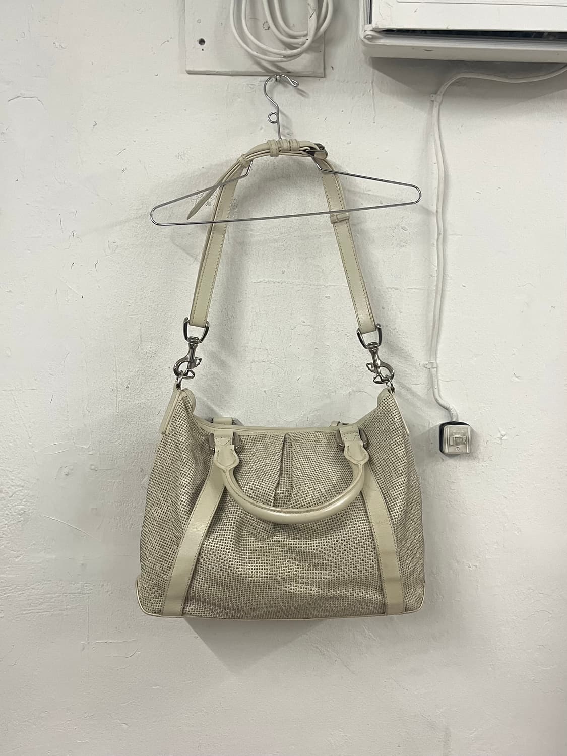 버버리 프로섬 아카이브 스터드 레더 크로스백 상품이미지10