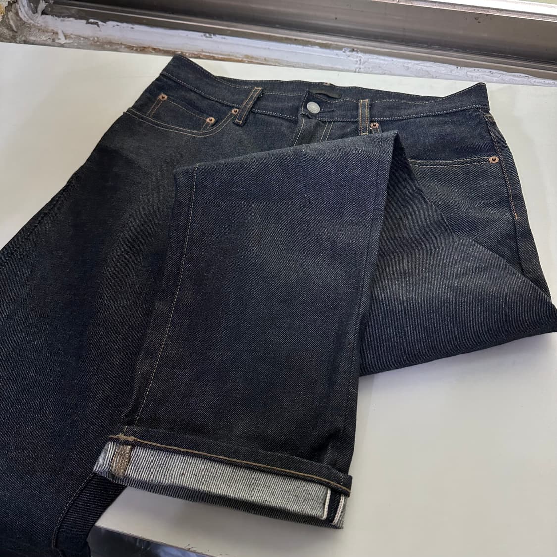 M 유니클로 생지 레귤러 테이퍼드핏 셀비지데님 청바지 상품이미지1