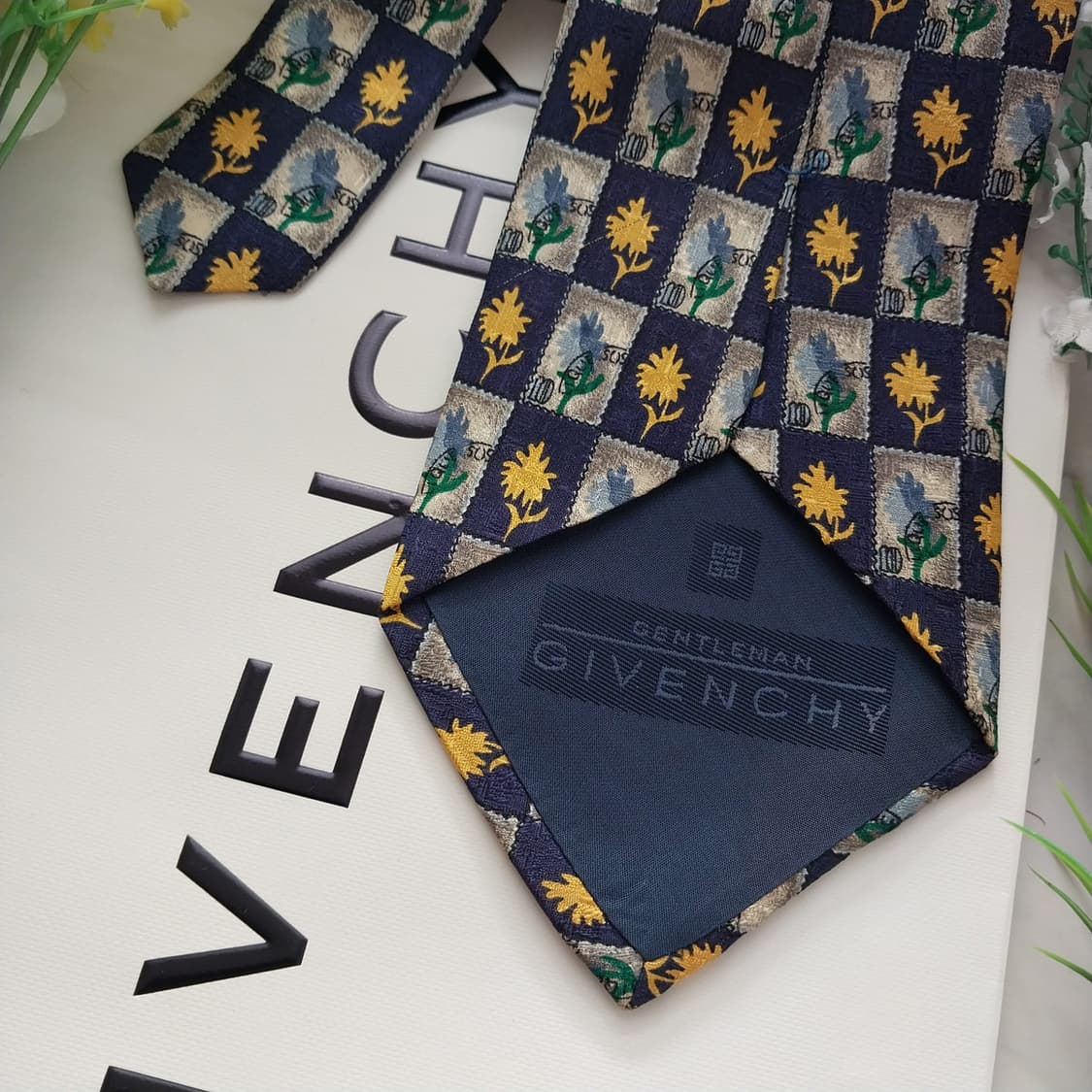 지방시 실크 네이비&옐로우 플라워 넥타이 9.7cm A+등급 K1349
 상품이미지5