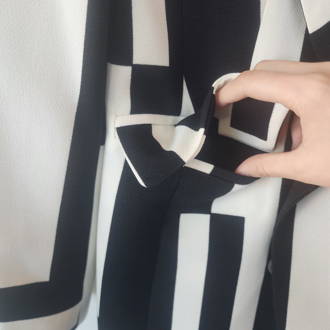 WAWOO GIRL 블랙 화이트 패턴 블레이저 상품이미지4