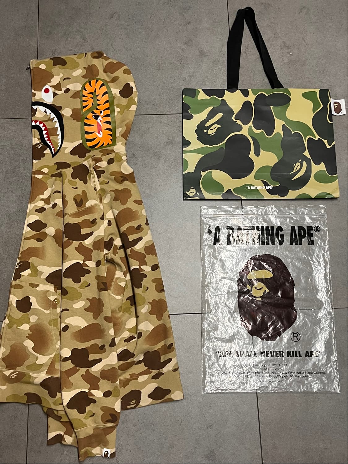 새상품급) 베이프 베이지 카모 샤크 후드집업 상품이미지2