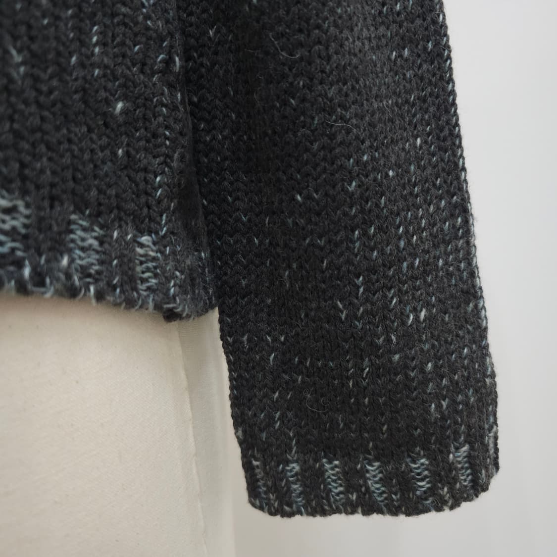 울혼방 차콜그레이 그라데이션 케이블 반목니트  상품이미지6