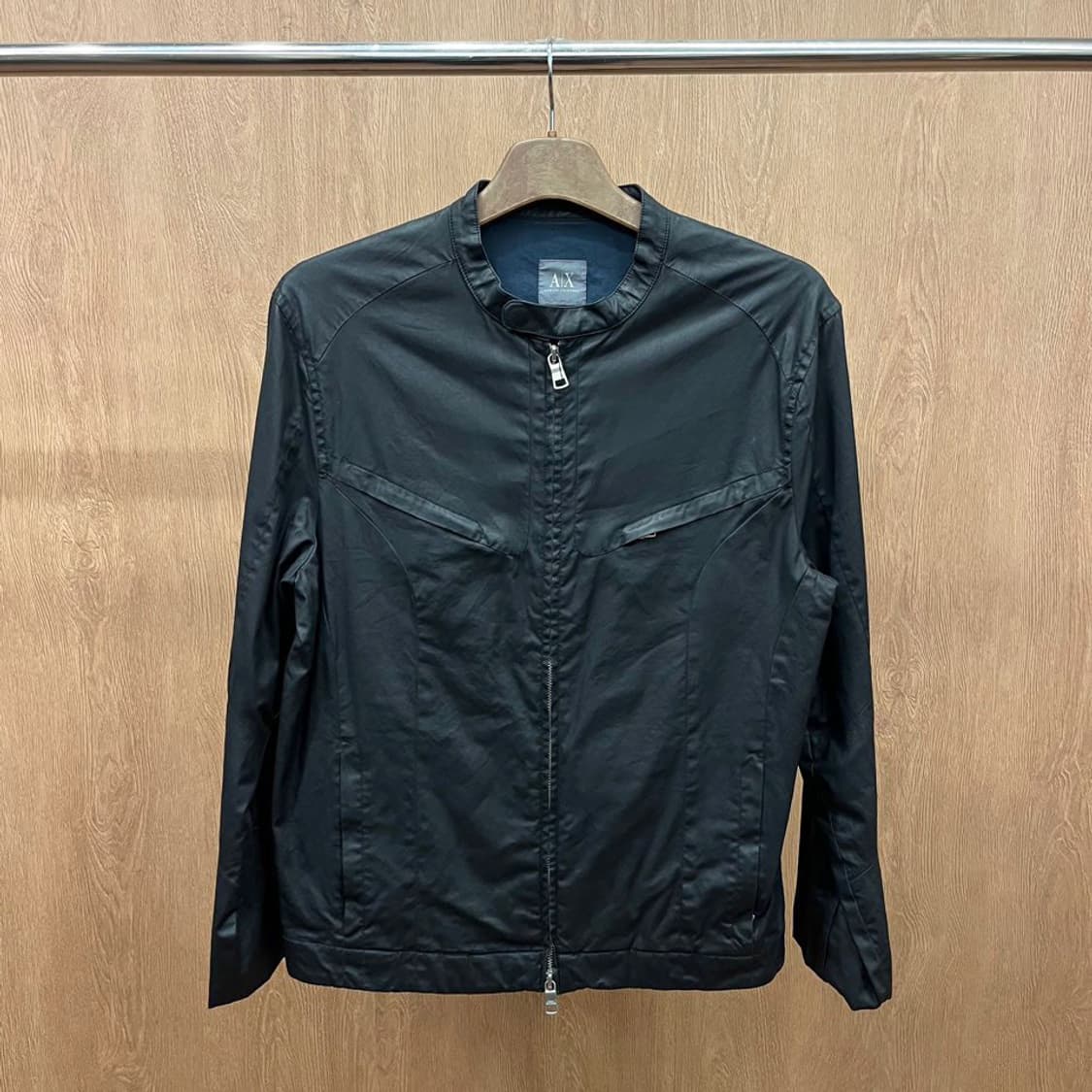 아르마니 익스체인지 자켓 로우 스탠드 카라 스냅 버튼 디테일 블랙 상품이미지2