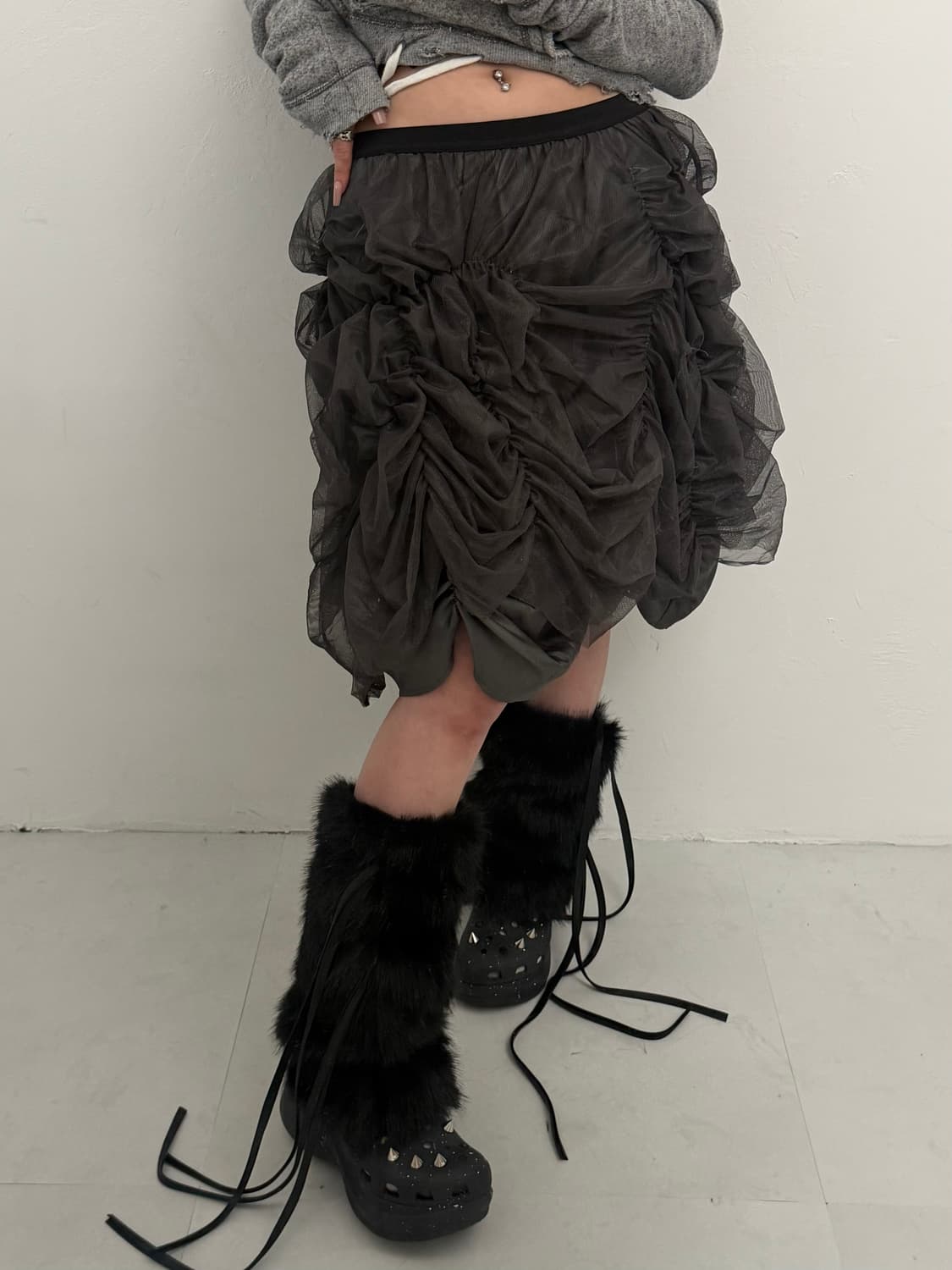 차콜 시스루 셔링 미디 스커트  상품이미지2