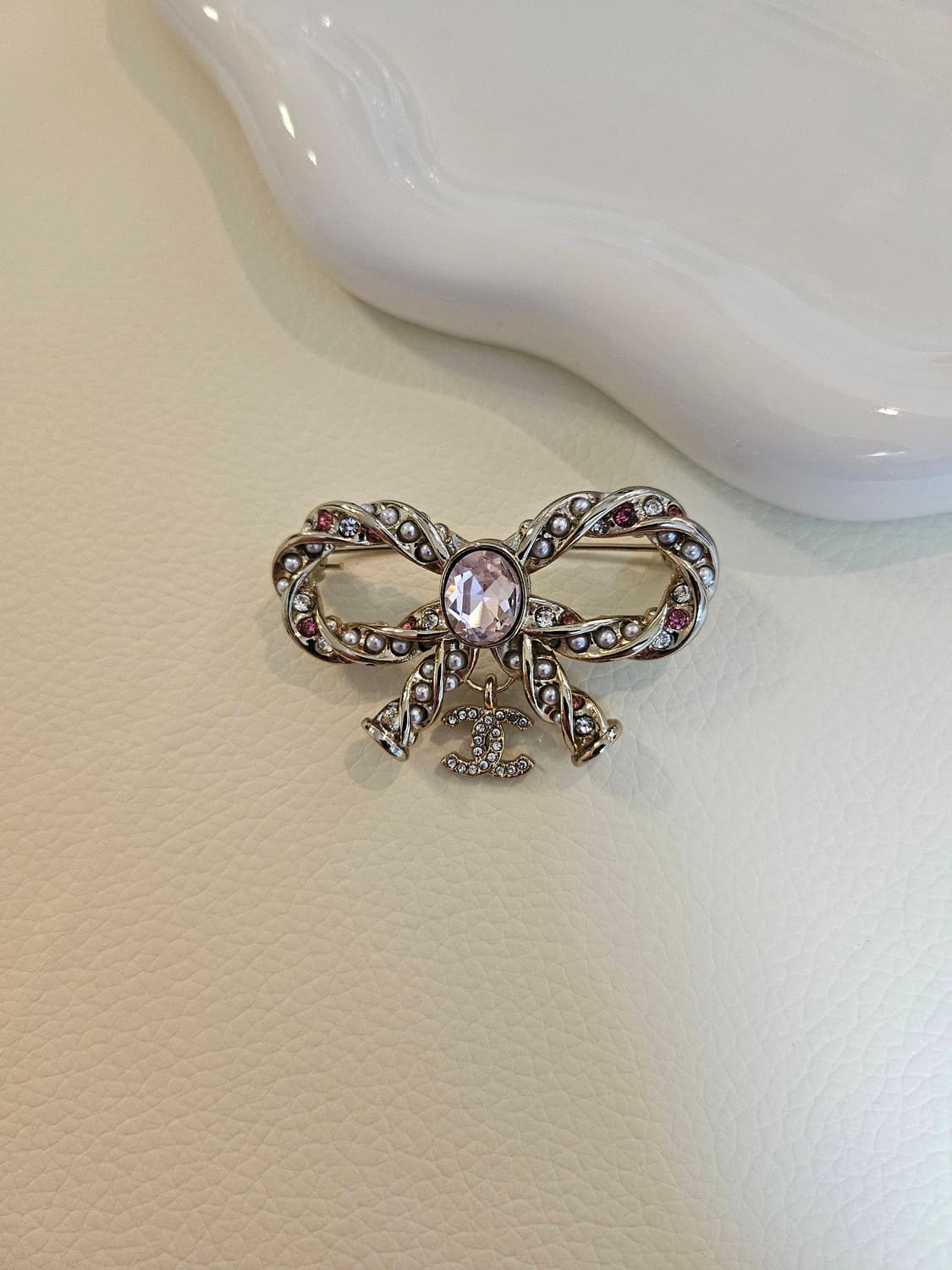 샤넬 멀티보석진주 리본 CC 브로치 업사이클링 상품이미지1