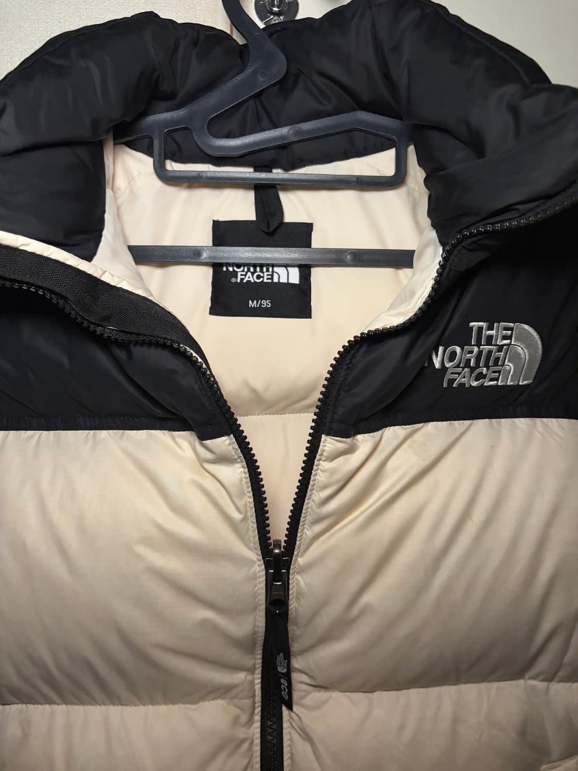 크림색 노스페이스 패딩조끼 판매합니다. 상품이미지4
