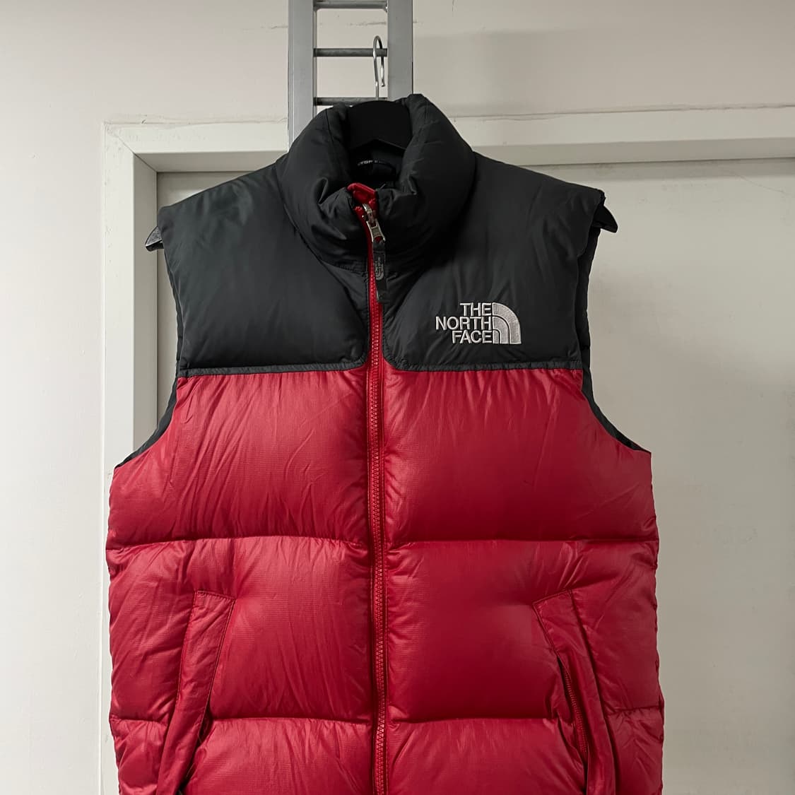 노스페이스 700 패딩 조끼 레드 85 상품이미지2
