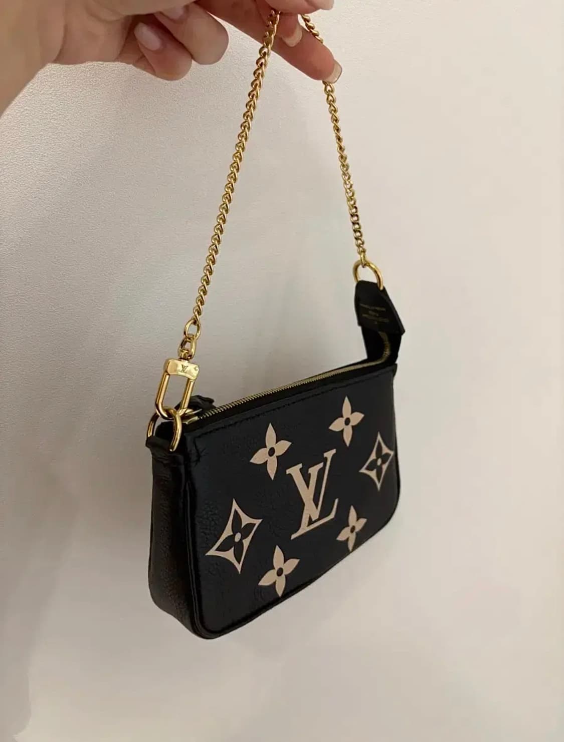 루이비통 악세수아 포쉐트 블랙 정품 새상품급 상품이미지1