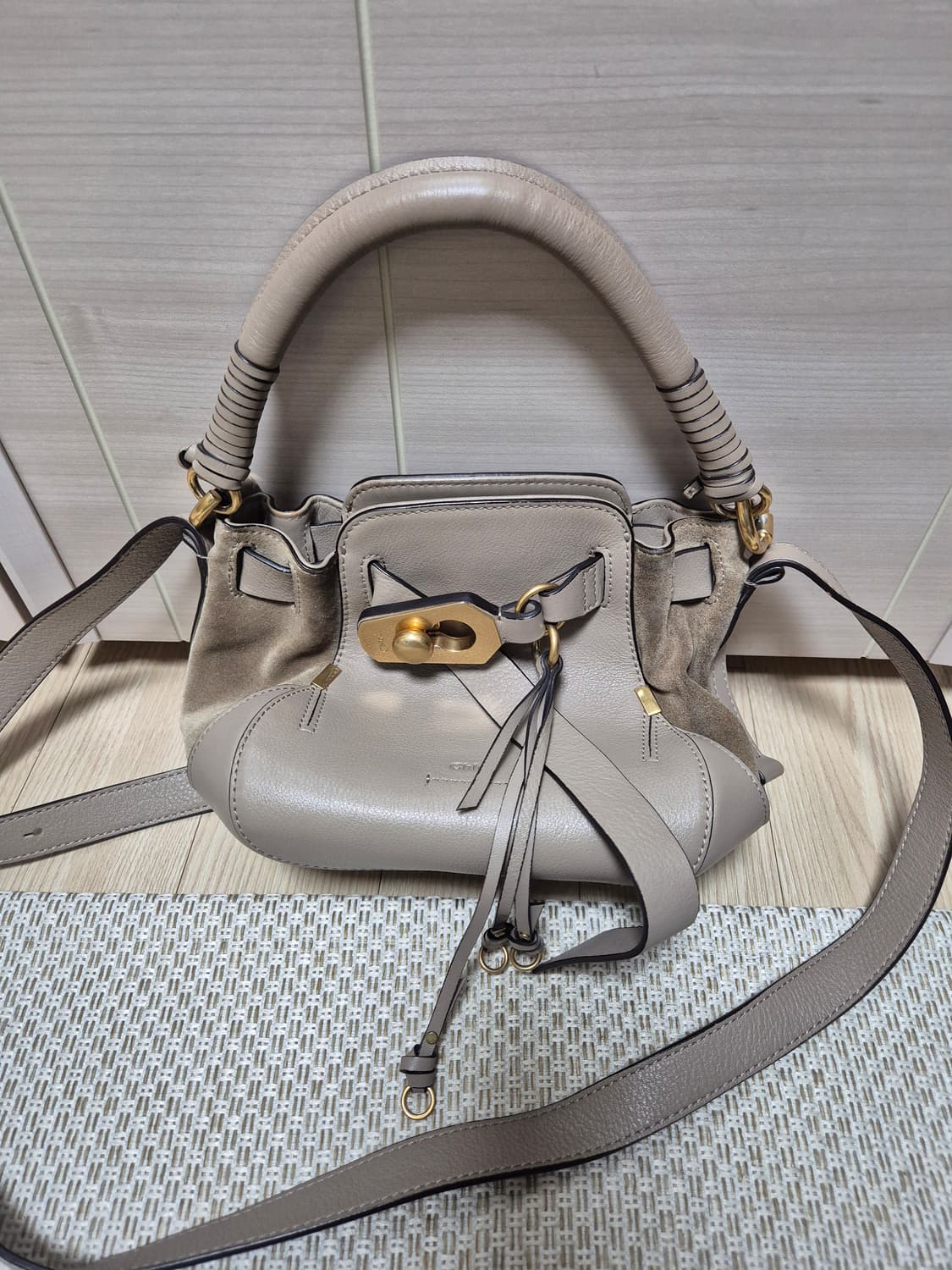 (정품) 끌로에 오웬 스몰  송아지 가죽 버킷백 그레이 상품이미지4