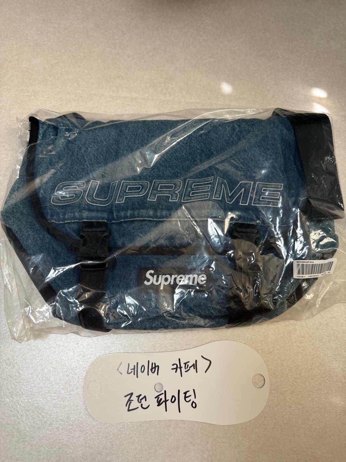 슈프림 데님 메신저 백 워시드 인디고 - 25FW 상품이미지2