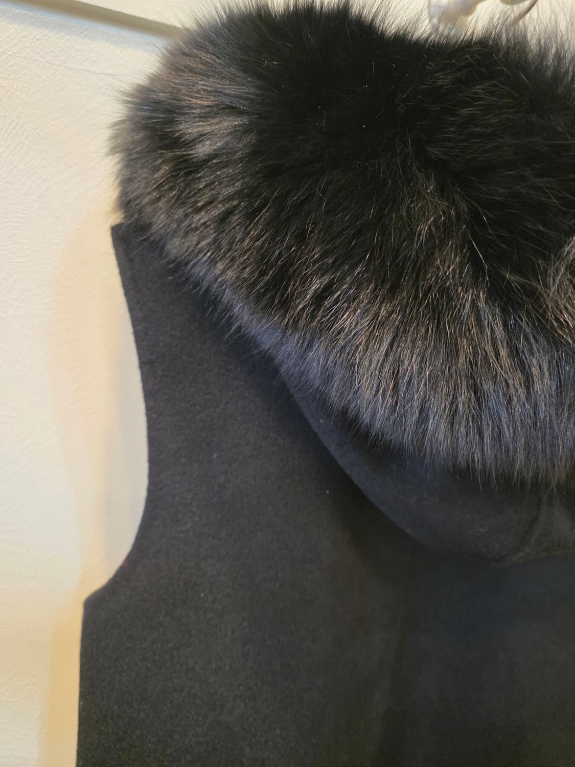 폭스퍼 후드 롱 울 베스트 블랙 상품이미지1