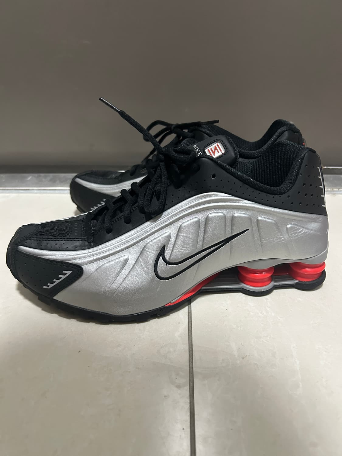 나이키 샥스 R4 메탈릭 실버 레드 상품이미지2