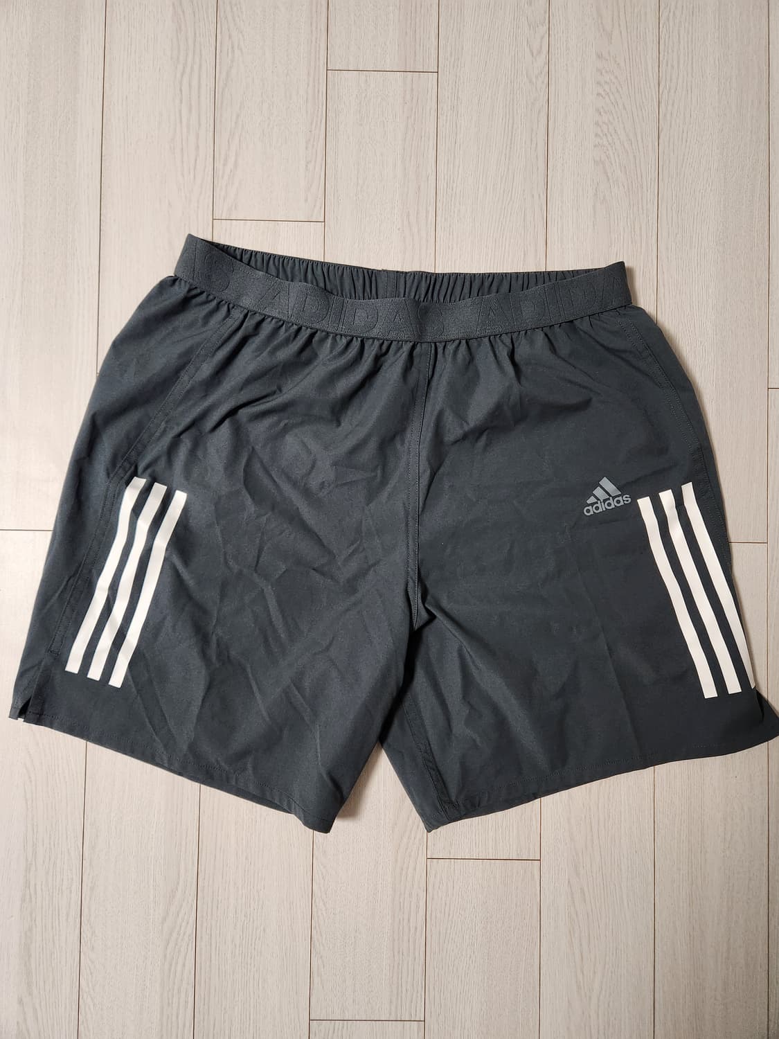 아디다스 삼선 러닝 반바지 블랙 사이즈XL

오염 하자없이 깨끗해요^^
 상품이미지1