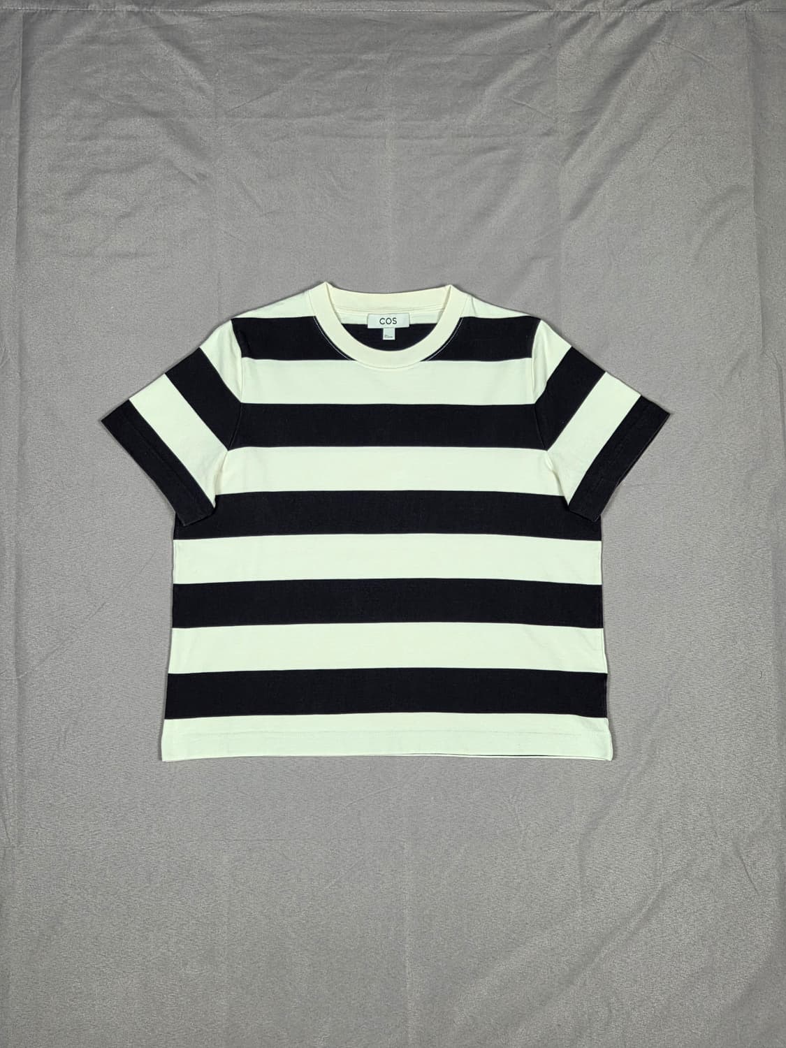 [COS] 클린 컷 스트라이프 레귤러 티셔츠 | S00102 상품이미지1