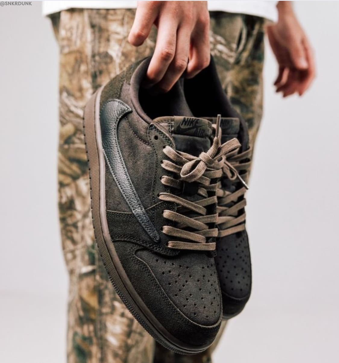 [265]트래비스 스캇 x 조던1 로우 벨벳 브라운 상품이미지4