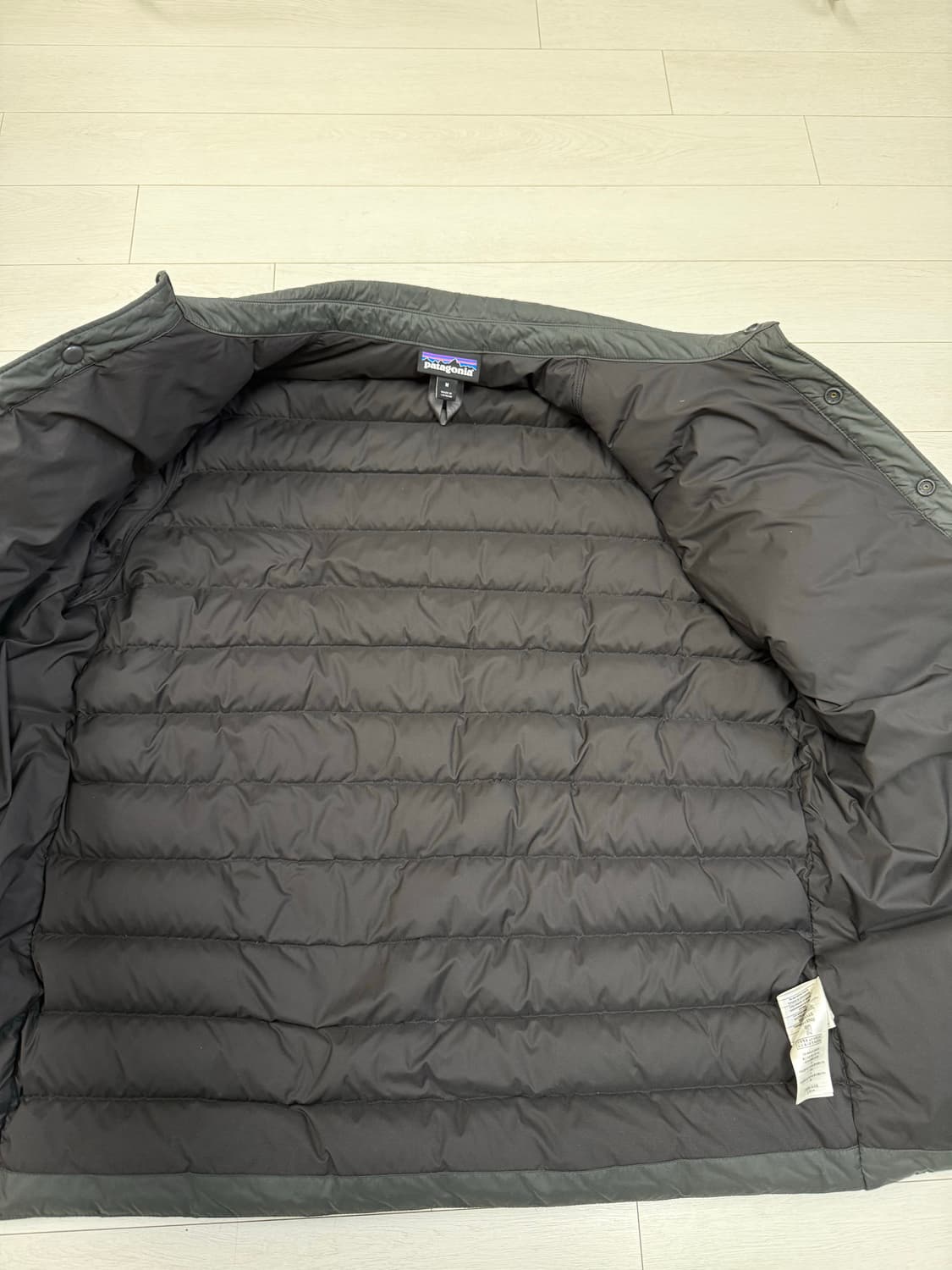 파타고니아 셔츠 패딩 M 사이즈 그레이 색상이에요  상태 너무 좋아요 찢 상품이미지6
