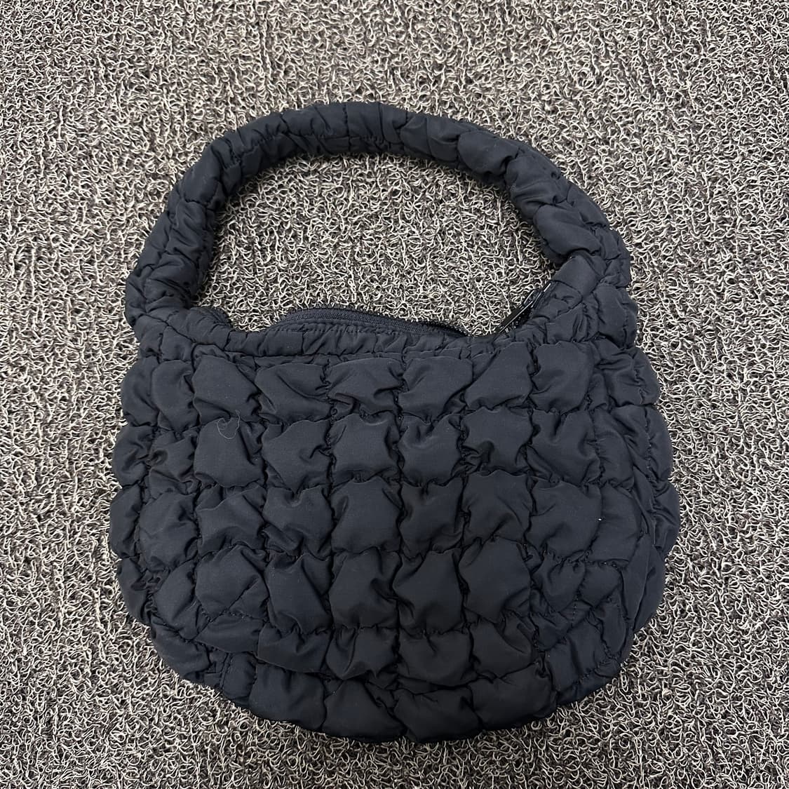 COS 코스 퀄티드 구름백 미니 가방 블랙(제니백) 상품이미지1