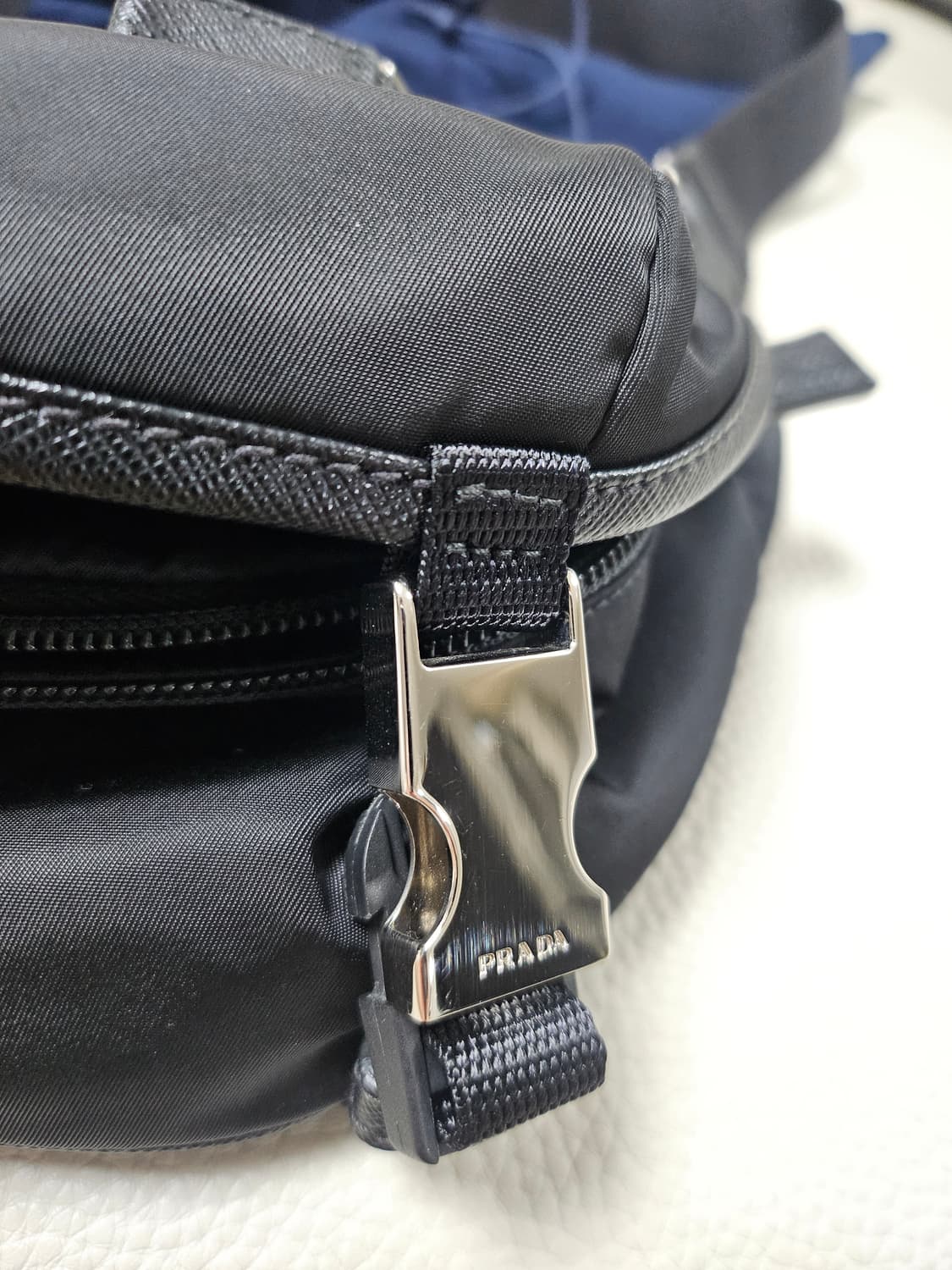 프라다 리나일론 및 사피아노 가죽 숄더백 상품이미지3