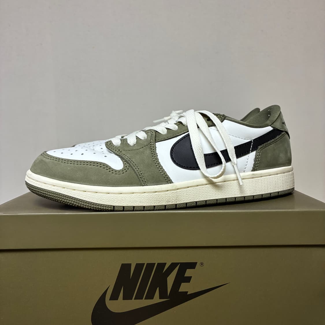 [260]나이키 에어조던1 로우 미디엄올리브 상품이미지2