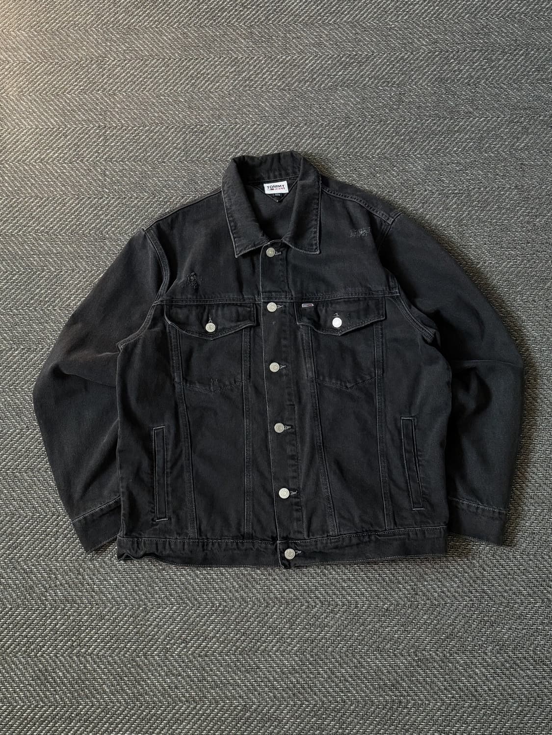 TOMMY JEANS 흑청 트러커 데님 자켓 (105-110) 상품이미지1