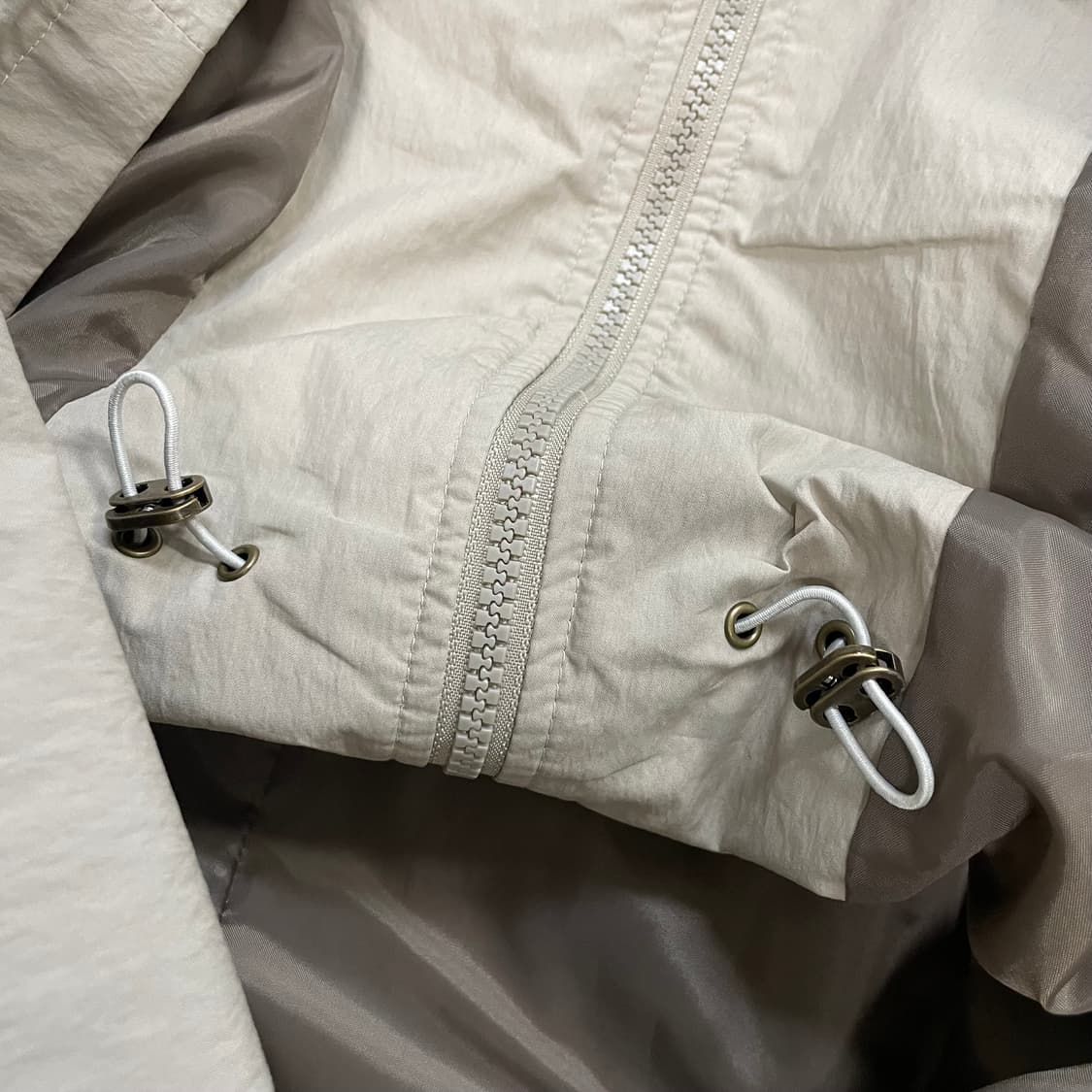 트루릴리전 스펠 로고 바람막이 후드 자켓 베이지 상품이미지6