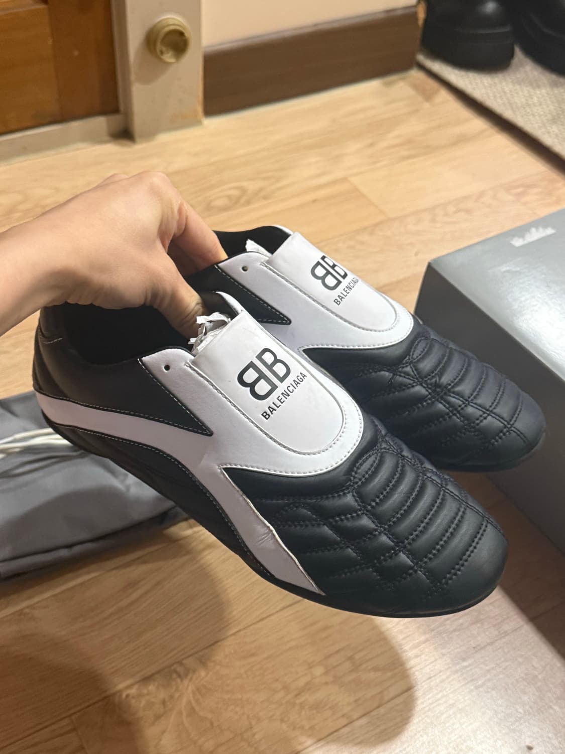 발렌시아가 젠 스니커즈 블랙 화이트 41E 팝니다. 상품이미지2