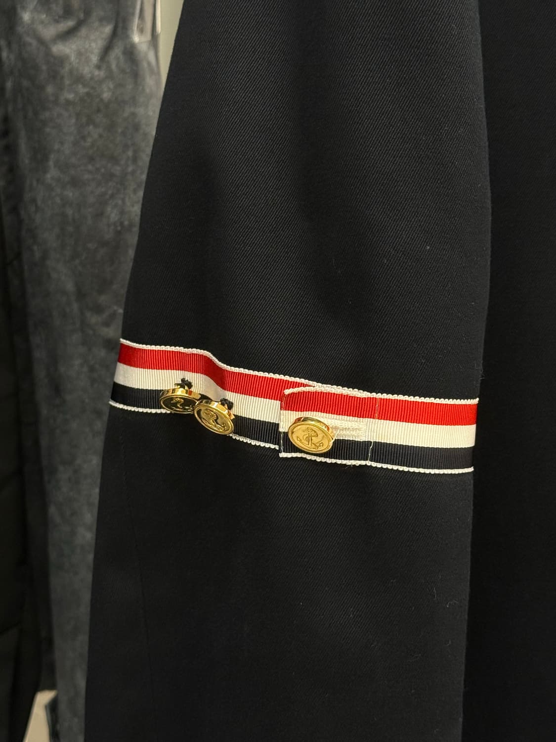 [3] 톰브라운 암밴드 금장 블레이저 자켓 상품이미지4