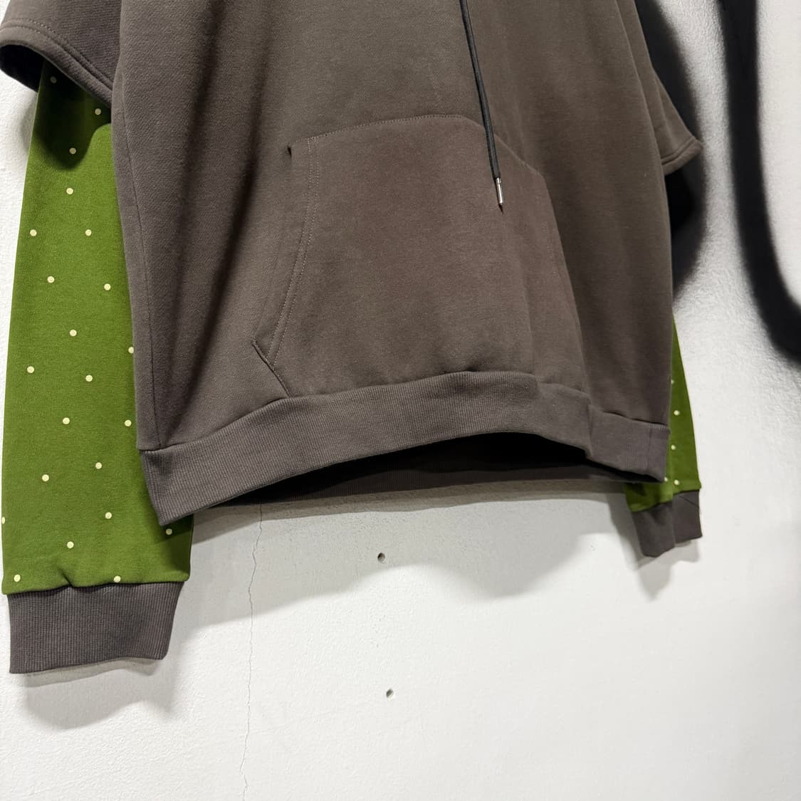 썸플레이스 도트 패턴 배색 레이어드 기모 후드티 상품이미지4