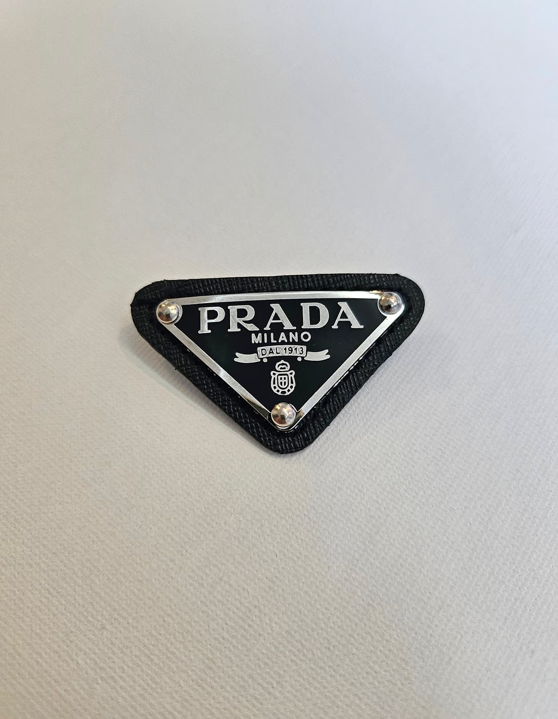 프라다 업사이클링 사피아노 삼각 브로치 상품이미지1