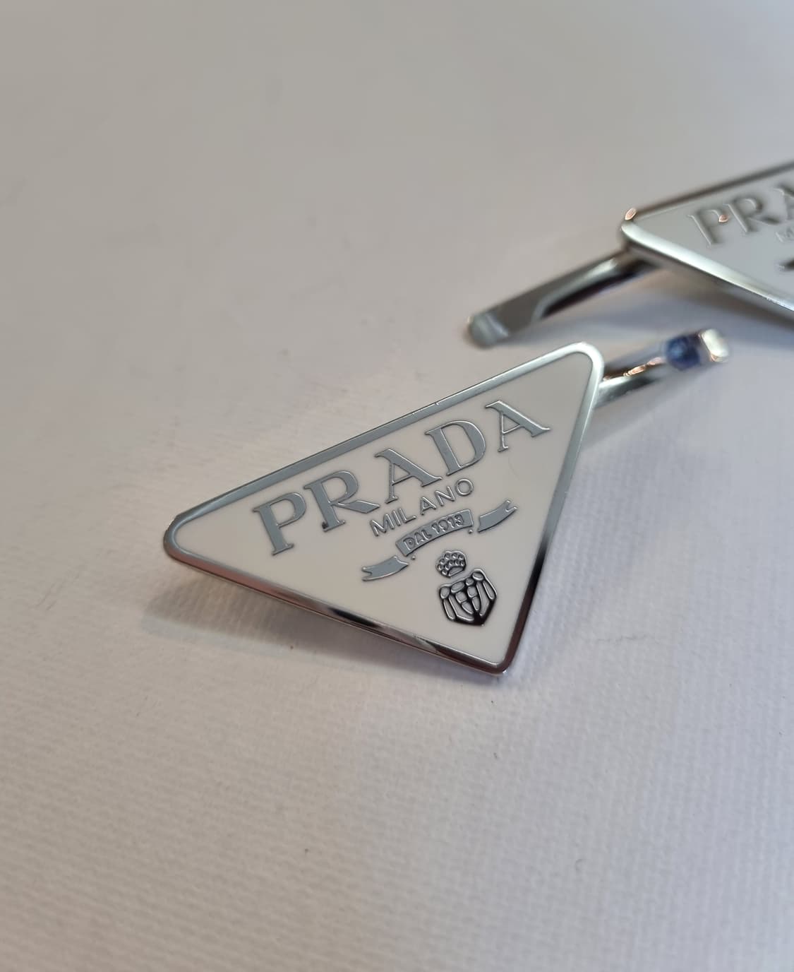 프라다 업사이클링 삼각로고 화이트 헤어핀 상품이미지2