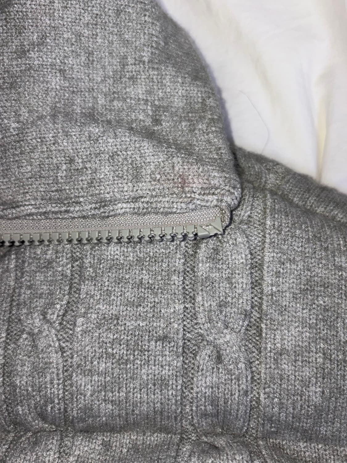 클리시어 츄츄 케이블 니트 푸퍼 패딩 그레이 판매합니다 상품이미지3