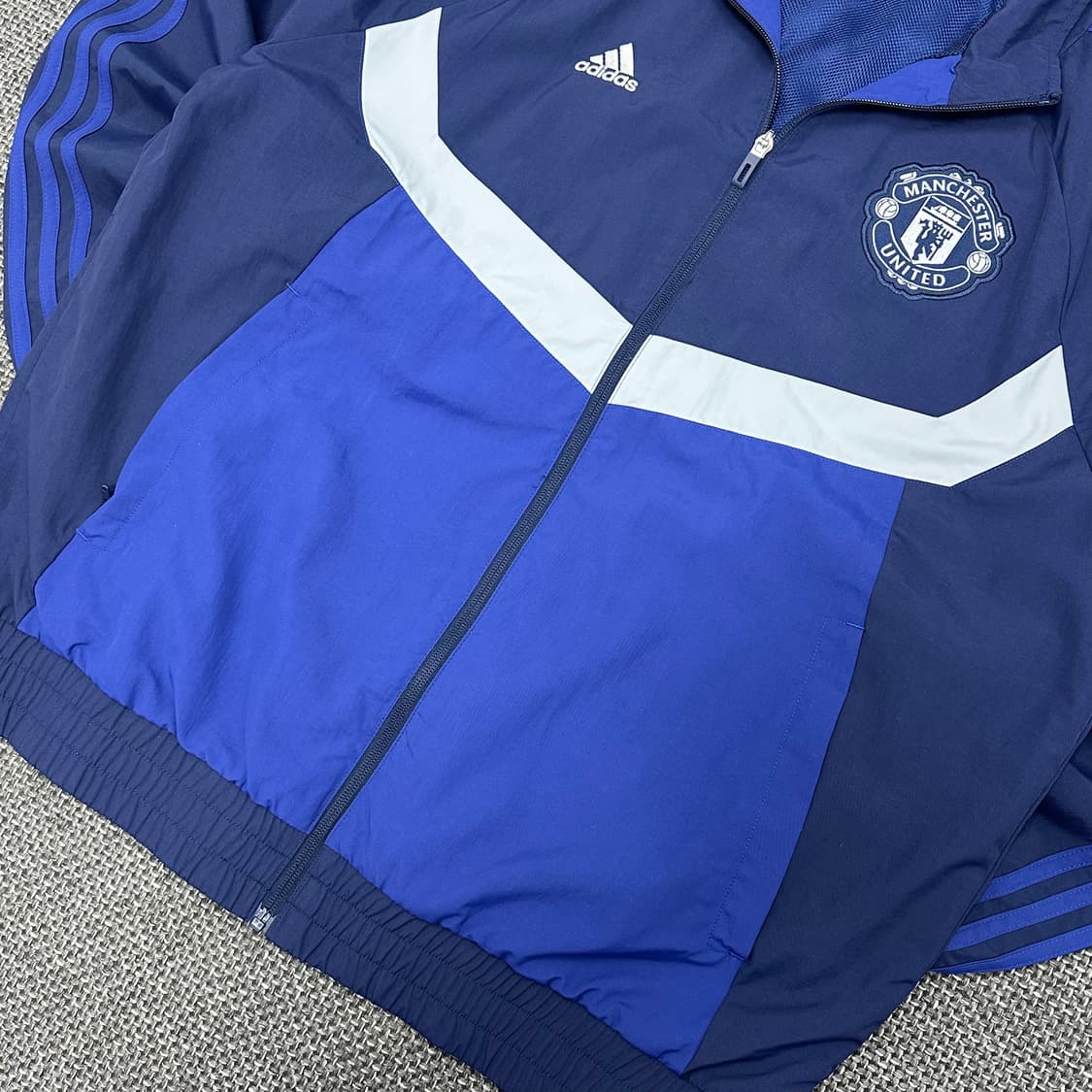 아디다스 해외판 맨유 레어템 바람막이 L 상품이미지5