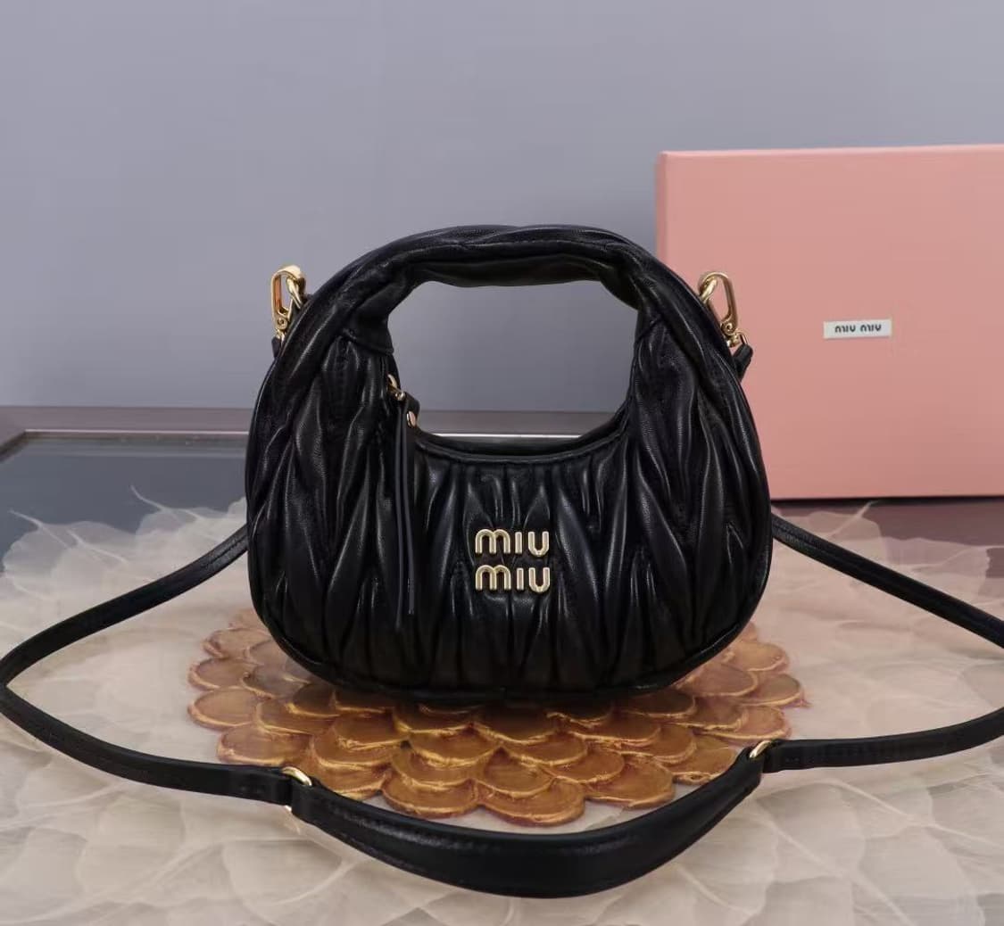 미우 미우 완더 마테라쎄 나파 가죽 호보 미니백 블랙 상품이미지1