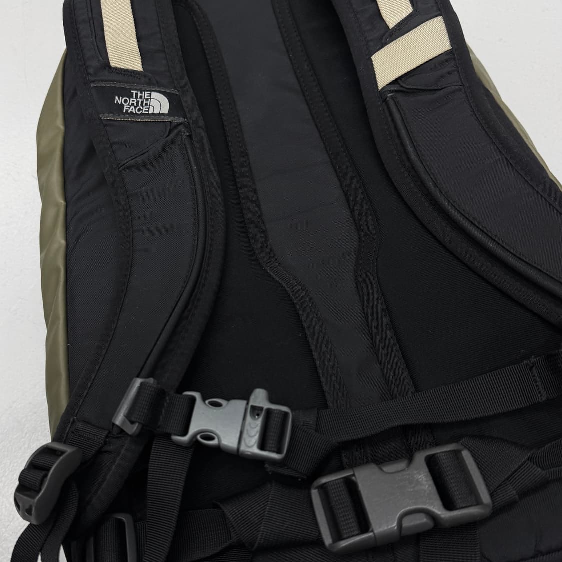 노스페이스 고프코어 카키 백팩 상품이미지7