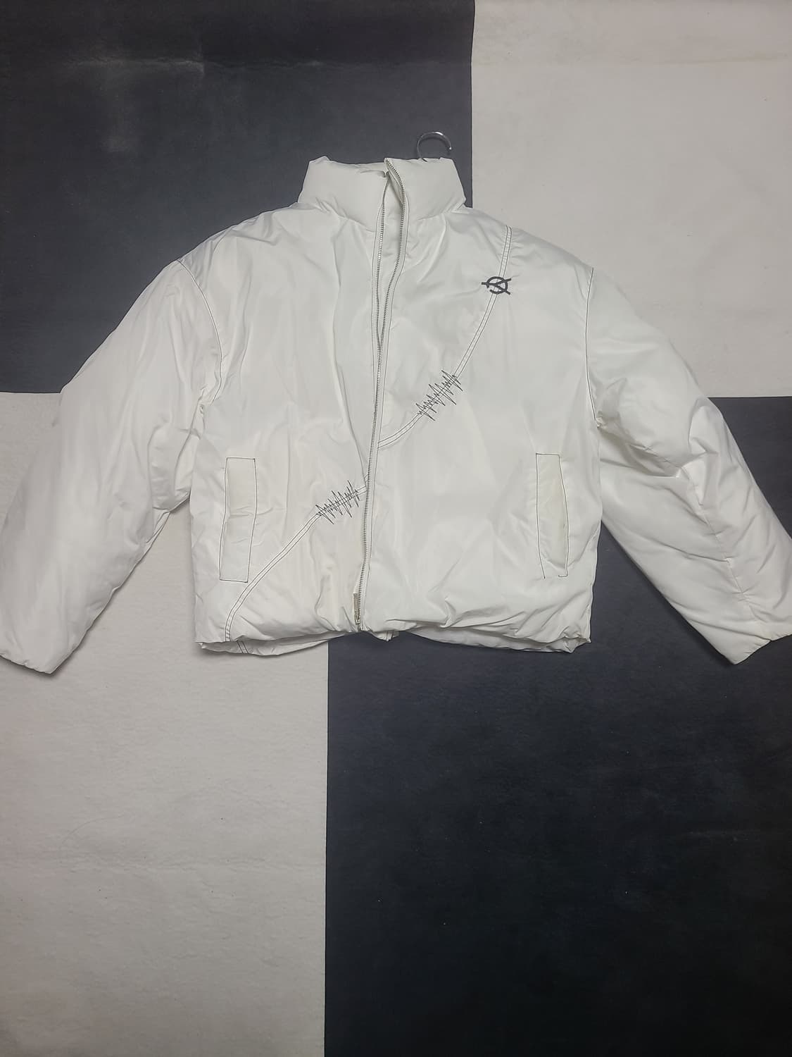 오와이 스티치 웨이브 패딩 화이트 상품이미지1